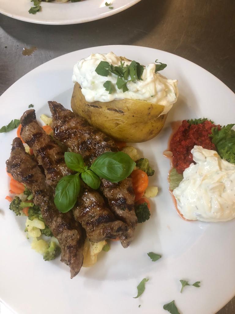 Griechisches Restaurant „Olympia“ sucht Service-Kraft (m/w/d)